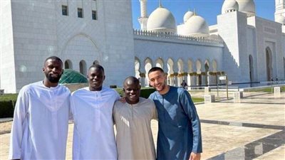 لاعبو تشيلسي المسلمون يؤدون صلاة الجمعة بالجلباب في أبوظبي