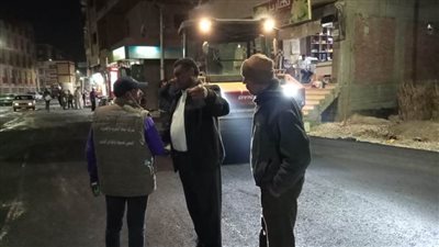 استكمال رصف شوارع بحي شرق أسيوط ضمن خطة المحافظة لتحسين ورفع كفاءة الطرق