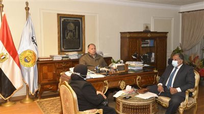 محافظ أسيوط يلتقي وكيل وزارة التموين بالمحافظة لمناقشة الموقف التمويني