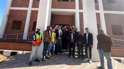 40 طالبا وطالبة من كلية الألسن يتفقدون مشروعات 