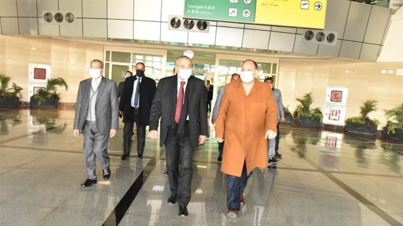 محافظ أسيوط يستقبل