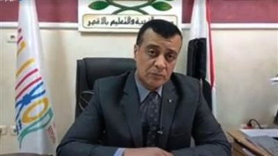 وكيل وزارة التعليم بالاقصر يقوم بتكريم أوائل الجمهورية والمحافظة في مسابقة الأبحاث