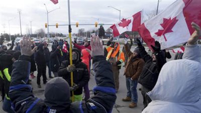الشرطة الكندية تعتقل متظاهرين يغلقون جسرا حيويا