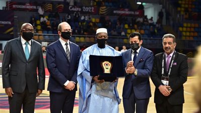 وزير الرياضة ورئيس اتحاد السلة يكرمان الاتحادين الدولي والإفريقي للعبة