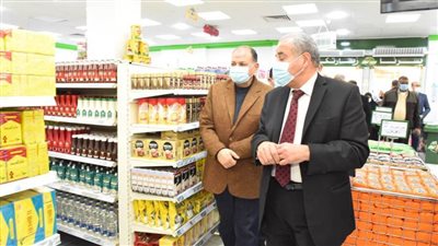 وزير التموين ومحافظ أسيوط يتفقدان أحد فروع الشركة المصرية لتجارة الجملة