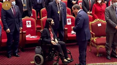 الرئيس السيسي يحرص على مصافحة أحد الحضور من ذوي الاحتياجات الخاصة بمعرض 