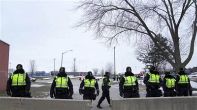 الشرطة الكندية تلقي القبض على 11 متظاهرا وتصادر أسلحة على الحدود الأمريكية