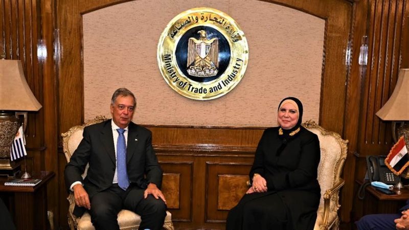 وزيرة التجارة تبحث