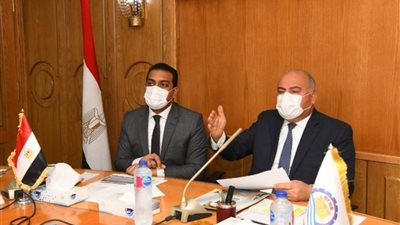 محافظ قنا يتابع معدلات رفع كفاءة 9 طرق ضمن مبادرة 