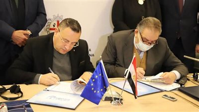 جامعة الإسكندرية والغرفة التجارية توقع اتفاقية لإنشاء محطة طاقة شمسية بكلية الهندسة