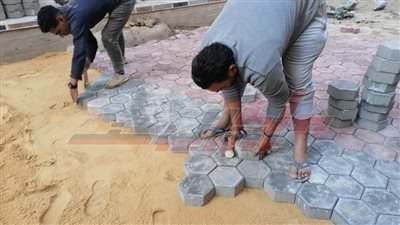 تركيب بلاط الإنترلوك بالشوارع الضيقة بعدد من أحياء كفر الشيخ