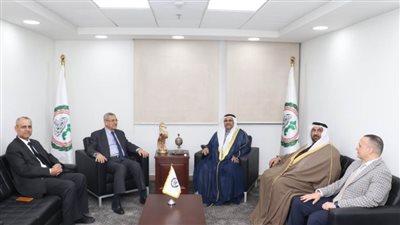 رئيس البرلمان العربي يستقبل سفير الجزائر في مصر