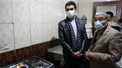 محافظ المنيا يشهد دخول الغاز والإنترنت  بأحد المنازل بقرى حياة كريمة بملوي 