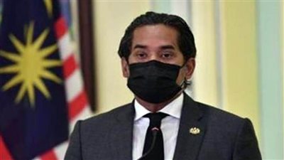 وزير الصحة الماليزي يدحض الادعاءات بأن نجله حُقن بالهواء بدلًا من لقاح كورونا