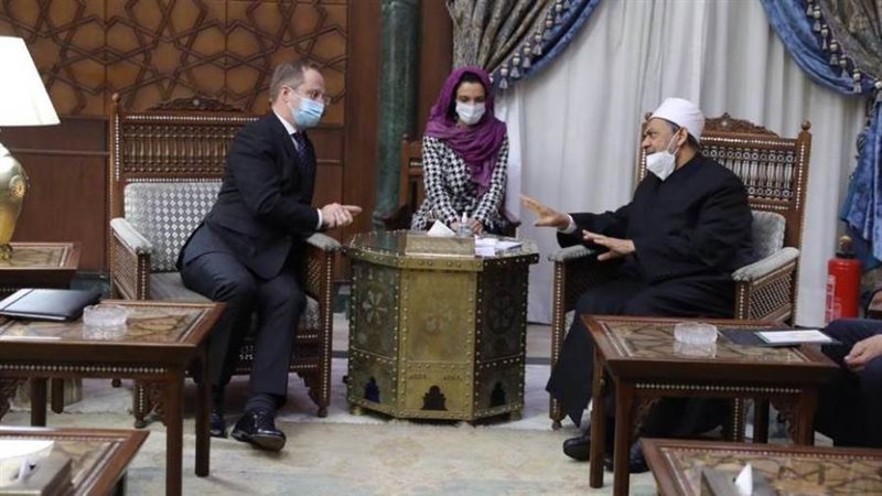 الإمام الأكبر والسفير