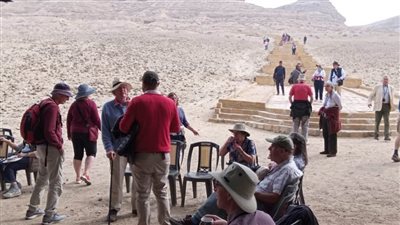 وفد إنجليزي يزور منطقة آثار بني حسن بالمنيا