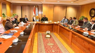 محافظ أسيوط يعقد اجتماعًا موسعًا لمتابعة نسب تنفيذ مشروعات 