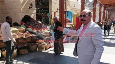 محافظ أسوان يعزل رئيس حي غرب وغلق 4 محلات خالفت خط التنظيم