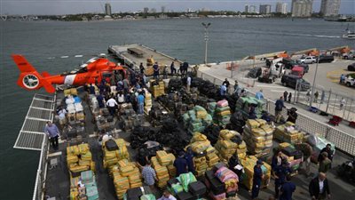 شاهد.. ضبط سفينة محملة بمواد مخدرة قيمتها مليار دولار 