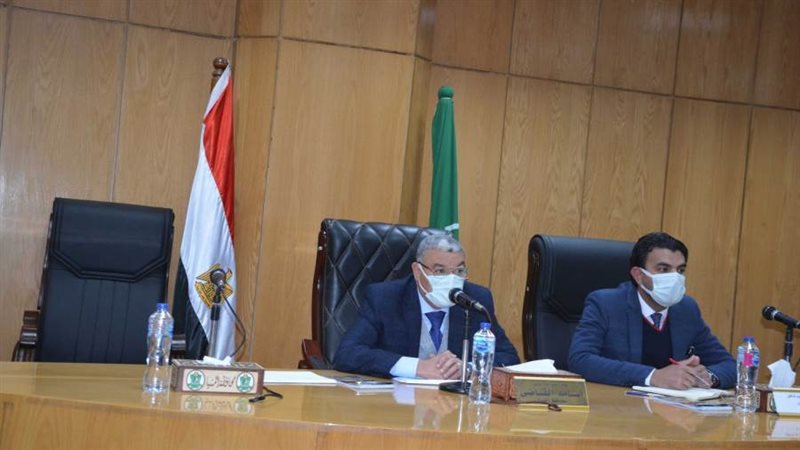 محافظ المنيا خلال