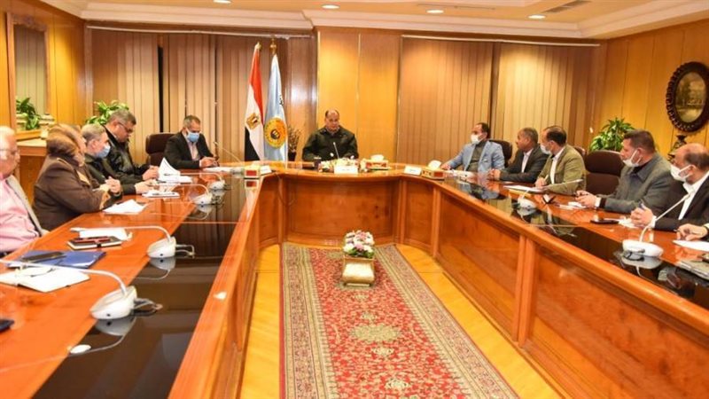 محافظ أسيوط يعقد