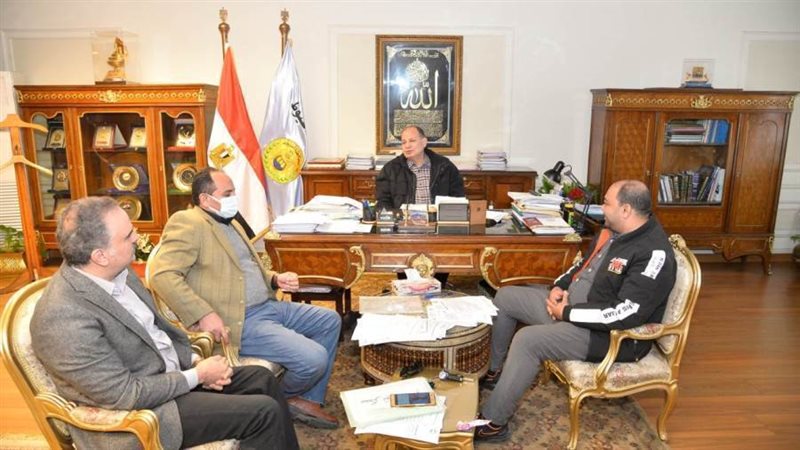 محافظ أسيوط يلتقي