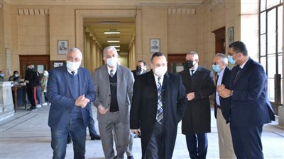 رئيس جامعة الإسكندرية يتفقد العملية التعليمية في أول أيام الفصل الدراسي الثاني