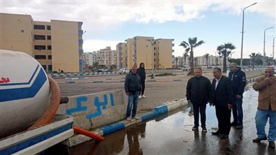 متابعة أعمال كسح الأمطار المتراكمة من شوارع السويس