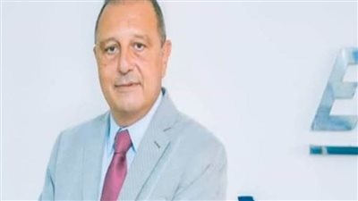 رئيس مصر للطيران يشيد بكفاءة قائد رحلة لندن في التعامل مع تداعيات العاصفة 