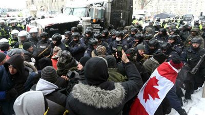 التوتر يتصاعد في أوتاوا بين الشرطة وآخر المحتجين ضد القيود الصحية