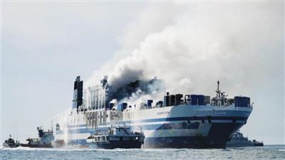 290 شخصا يحاصرهم الموت.. نيران في المركب والبحر يبتلع الناجين 