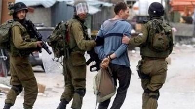قوات الاحتلال الإسرائيلي تعتقل 4 فلسطينيين وتحتجز 3 آخرين بالضفة الغربية