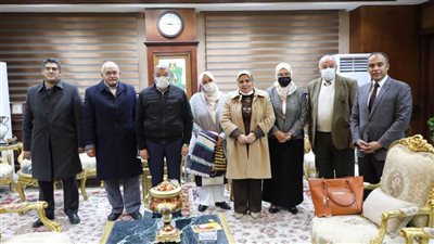 محافظ المنيا يبحث مع وفد مشروع تعزيز برنامج مصر لتنظيم الأسرة آلية العمل بالقرى المستهدفة