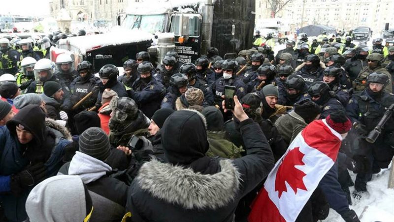 طوق لعناصر شرطة يحيط