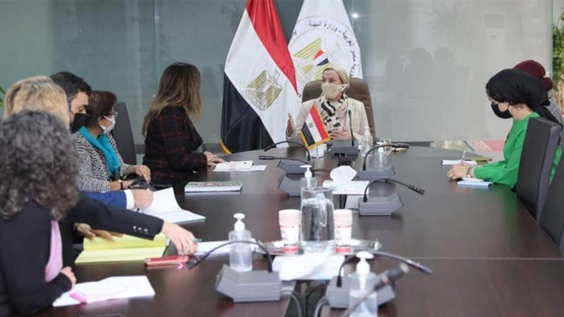 وزيرة البيئة تناقش