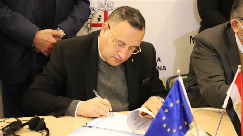 الدكتور عبدالعزيز