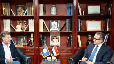 العناني يناقش فرص الاستثمار مع رئيس مجموعة أكور العالمية