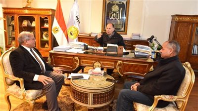 محافظ أسيوط يلتقي مسئولي جهاز التعمير بوسط وشمال الصعيد والوادي الجديد لمناقشة الموقف لمشروعات حياة كريمة
