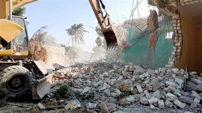 الموجة 19.. إزالة 36 حالة تعد بالبناء على الأراضي الزراعية بمركزي سمالوط وديرمواس بالمنيا