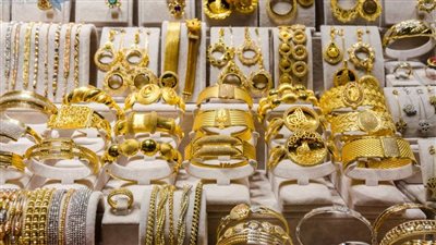 أسعار الذهب تشهد تذبذبا بسوق الصاغة والمجوهرات اليوم الإثنين