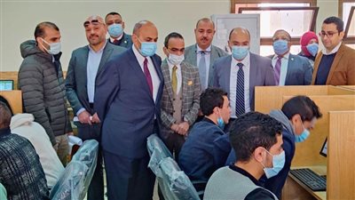 رئيس جامعة المنيا يتفقد الاختبارات الإلكترونية للفرقة الرابعة بـ