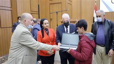 محافظ جنوب سيناء يسلم 3 أجهزة لاب توب ناطق لثلاثة من ذوي الهمم