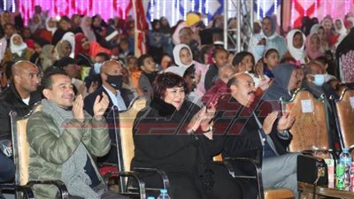 وزيرا السياحة والآثار ومحافظ أسوان يشاركون الآلاف الاحتفال بختام مهرجان أسوان للفنون