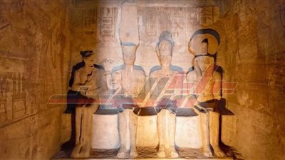 المئات يحتشدون لمشاهدة تعامد الشمس على وجه تمثال رمسيس بمعبد أبوسمبل