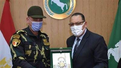 محافظ الشرقية يُكرم المستشار العسكري تقديرًا لجهوده وادائه المتميز 