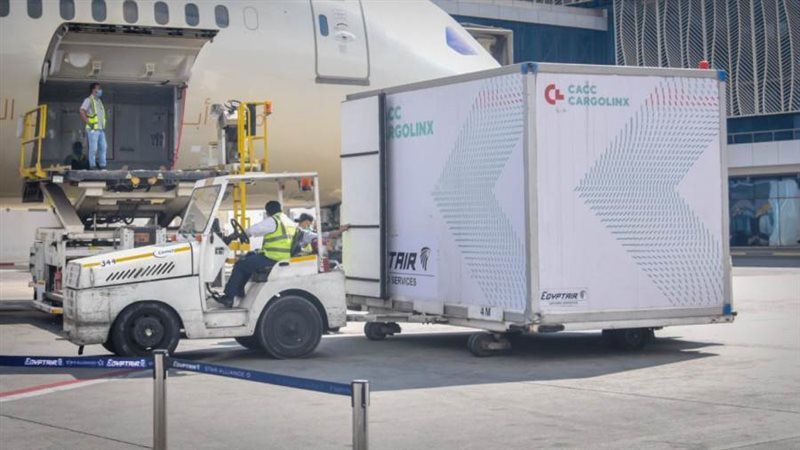 لقاح فايزر بمطار