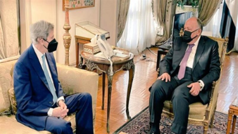 شكري يعقد مباحثات