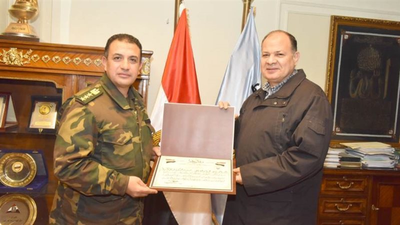 محافظ أسيوط يكرم