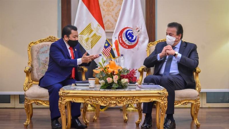 عبدالغفار مع السفير