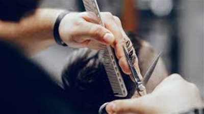 تفاصيل تداول فيديو لحلاق يذبح نفسه بشفرة الحلاقة